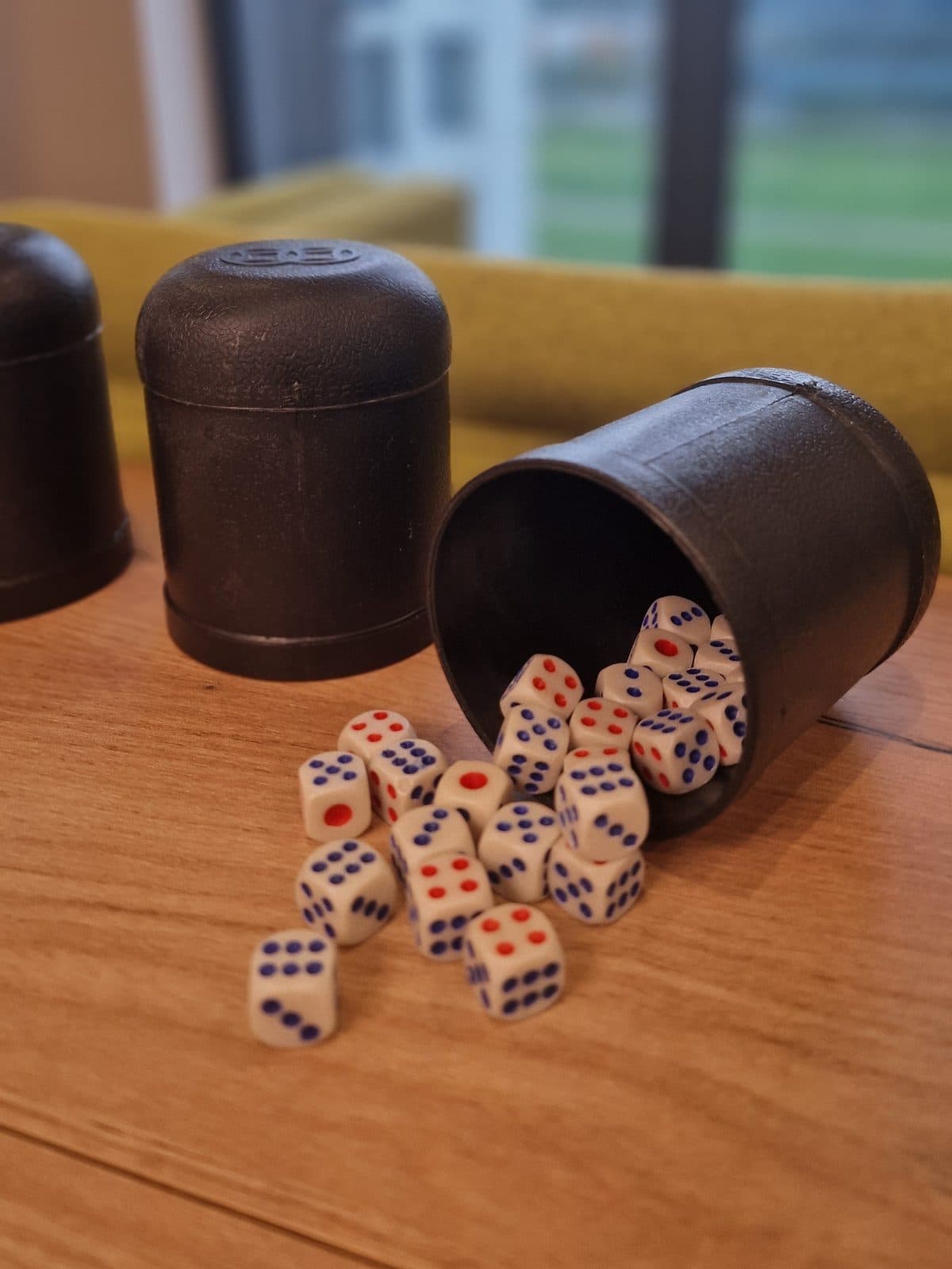 Стаканы для игры в кости с кубиками