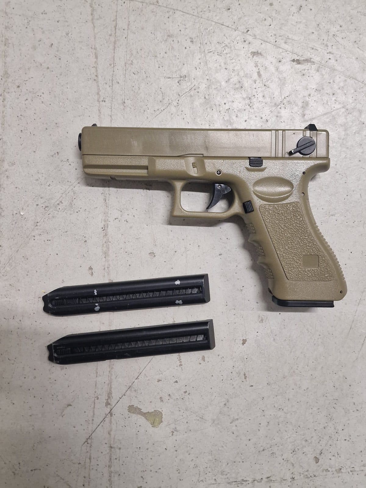 Страйкбольный пистолет Cyma Glock 18C AEP Tan (CM030TN) + 2 магазина